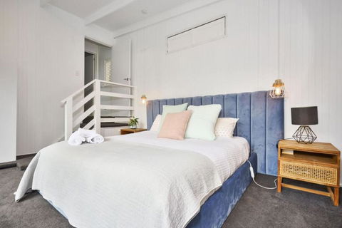 Renovated 5 Bedroom Retreat With Deck Fireplace - South Australia Travel 3