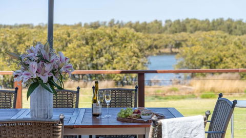 Riverside Retreat, Coolangatta, Near Seven Mile Beach - South Australia Travel 2