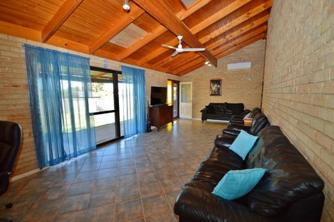 Rossys Retreat - Kalbarri WA - South Australia Travel 0