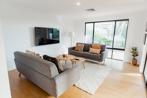 Salhus - Sleep In King Beds & Easy Walk To Town - South Australia Travel 1