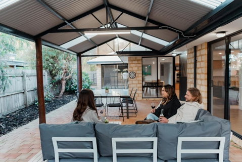 Salhus - Sleep In King Beds & Easy Walk To Town - South Australia Travel 0