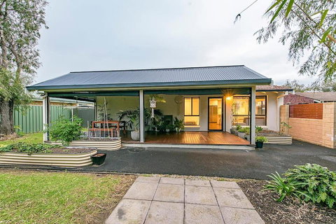 Salty - South Australia Travel 0