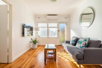 Sams Henley Beach Garden Unit with South Australia Travel