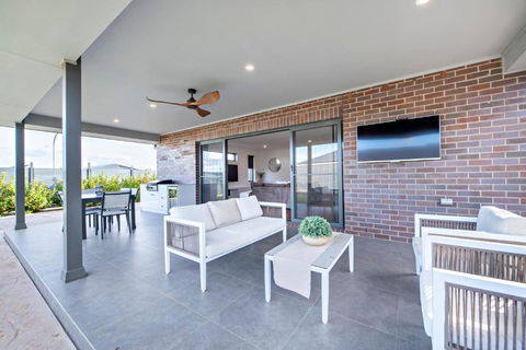 Sandstone - Family Entertainer, Refined Living - South Australia Travel 2