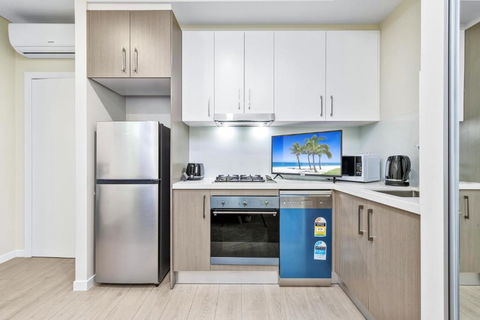 Studio Near Airpot Bay City With Parking - South Australia Travel 3