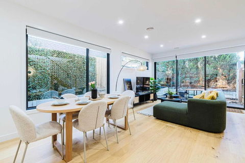 Stylish 4BR Family Townhouse With Private Courtyard - South Australia Travel 0
