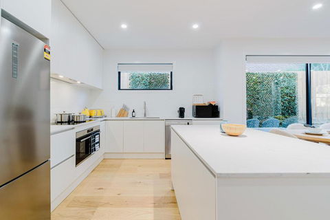 Stylish 4BR Family Townhouse With Private Courtyard - South Australia Travel 1