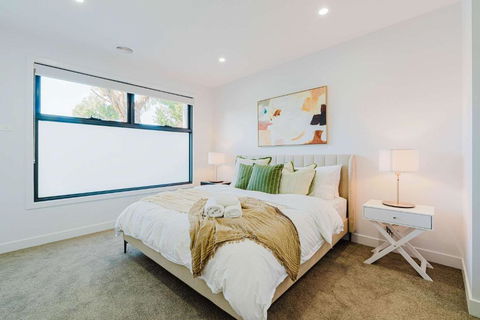 Stylish 4BR Family Townhouse With Private Courtyard - South Australia Travel 2