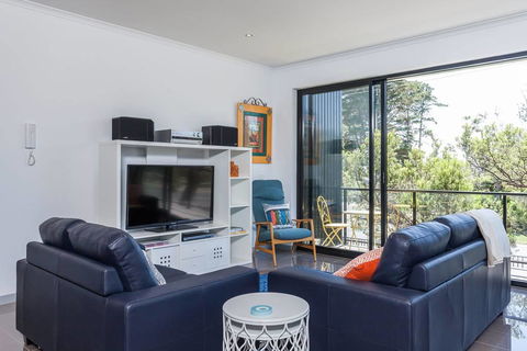 Beautiful Beachfront Apartment At Capel Sound - South Australia Travel 1
