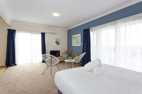 Bella Vista Townhouse With Views - South Australia Travel 3