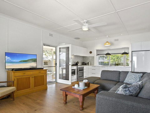 Bellevue - Overlooking Serene Lake Woolumboola - South Australia Travel 3