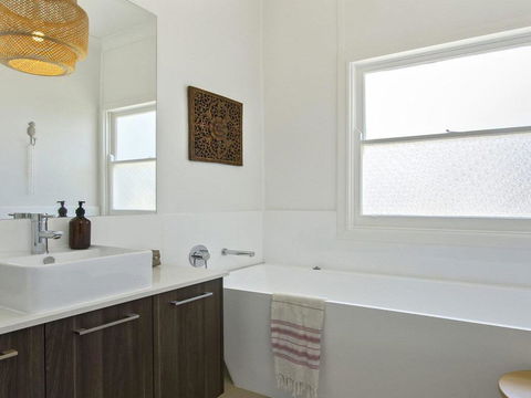 Bellevue - Overlooking Serene Lake Woolumboola - South Australia Travel 2