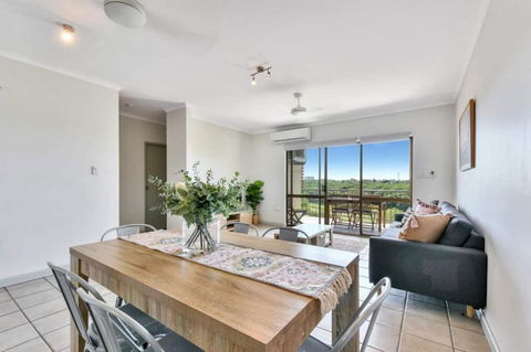 Elegant Third Floor Unit With Sweeping Views - South Australia Travel 3